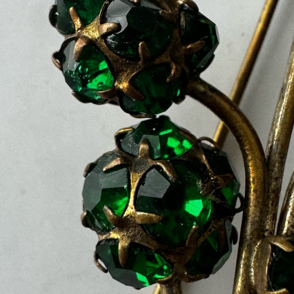 Antique pre-WWII Czech Brooch Sparkly Green Emerald Crystal Brass trombone clasp - Picture 11 of 17